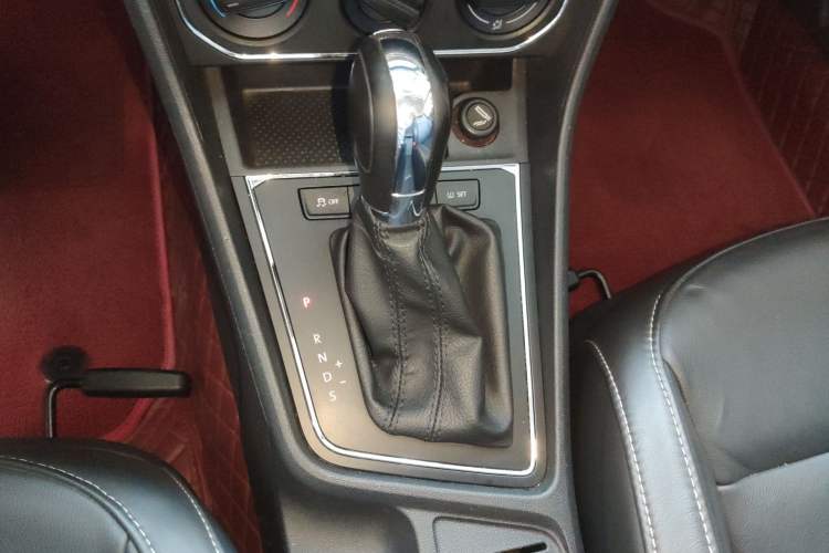 Used Volkswagen Lavida 2015 1.6L Automatic Comfort Edition Gear Lever