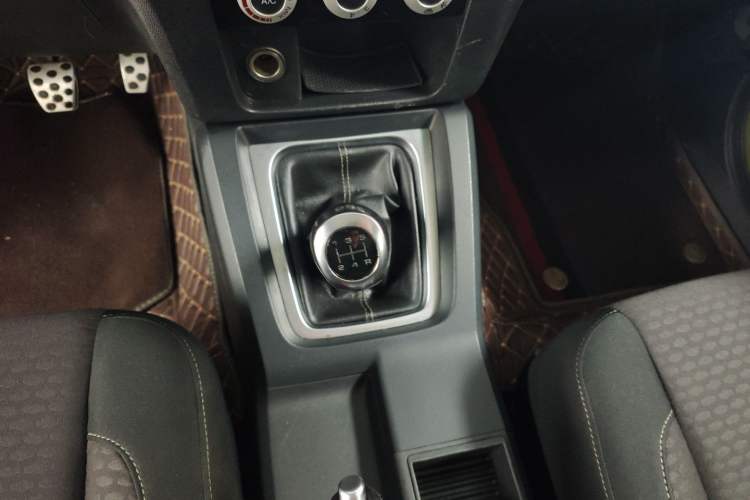 Used BAIC Off-Road BJ40 2016 40L 2.0T Manual Two-Wheel Drive Luxury Edition
