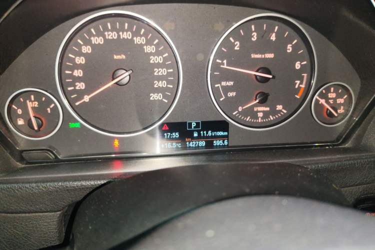 Used BMW 3 Series 2015 316Li Fashion Model Odometer Close Up