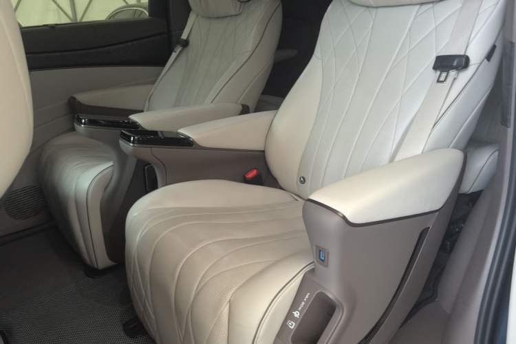 Used Denza D9 2022 DM-i 1040 Prestige Model