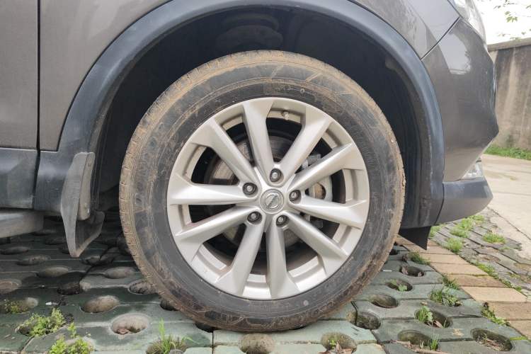 Used Nissan Qashqai 2016 2.0L CVT Elite Edition Right Front Wheel Hub