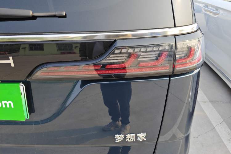 Used VOYAH Dream 2025 PHEV Four-Wheel-Drive Flagship Kunpeng Edition Right Rear Taillight