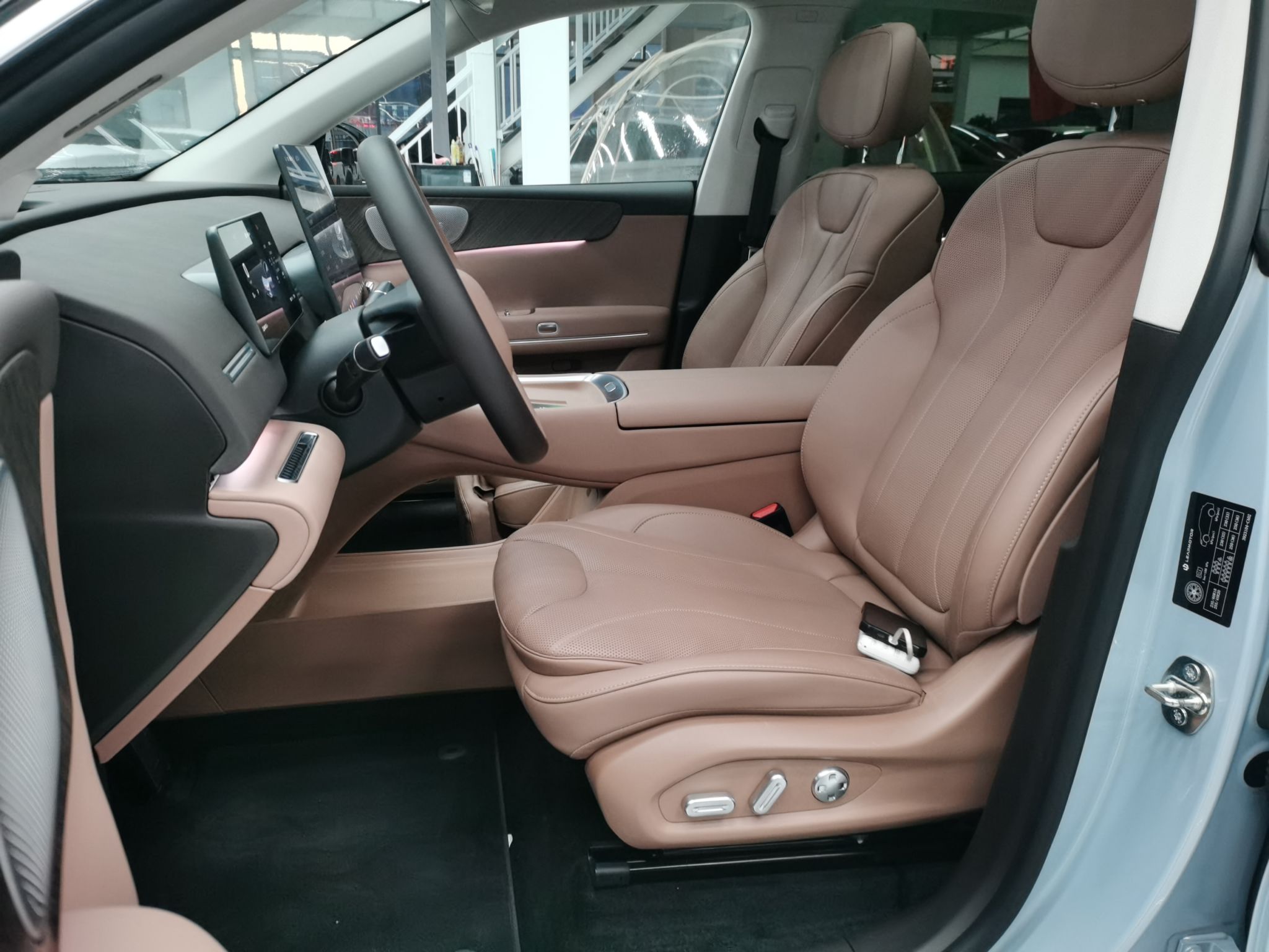 Переднее сиденье в автомобиле