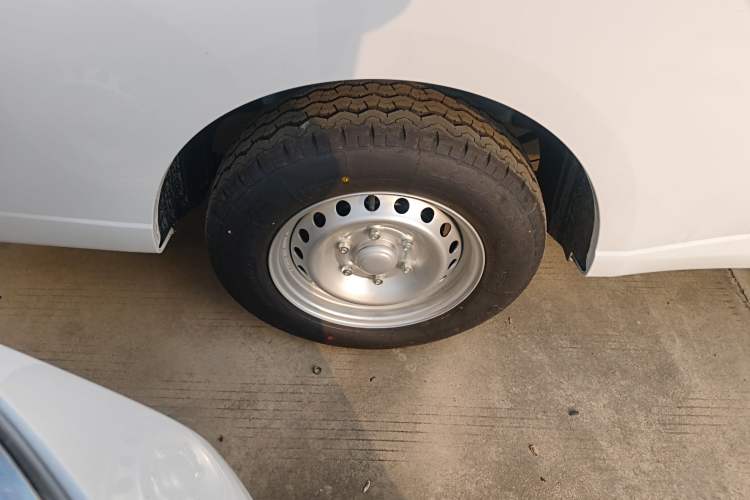 Used Wuling Yangguang 2024 300KM Comfort Version Passenger Van 75kW