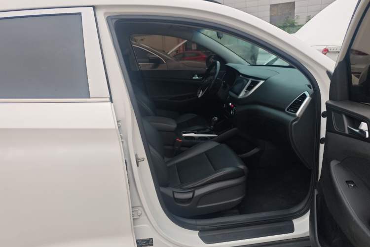 Used Hyundai Tucson 2015 2.0L Automatic Two-Wheel Drive Smart Version
