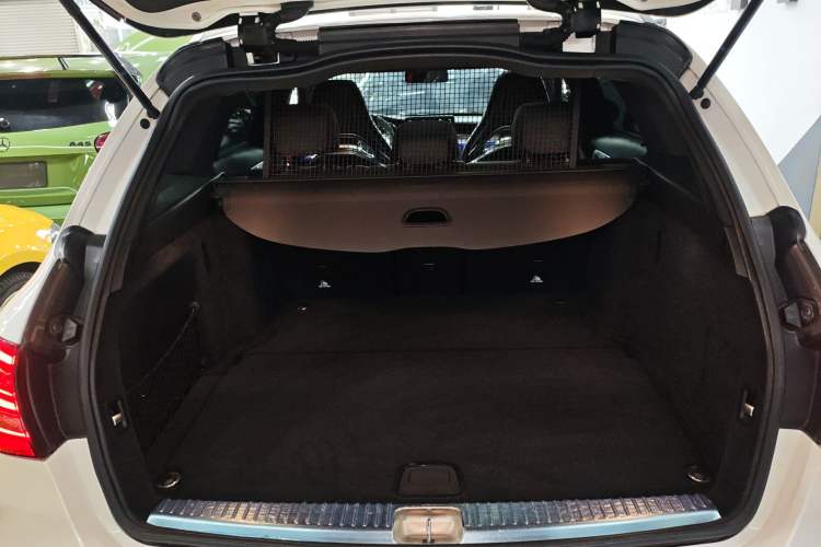 Used Mercedes-Benz C-Class AMG 2019 AMG C 43 4MATIC Estate Special Edition Trunk