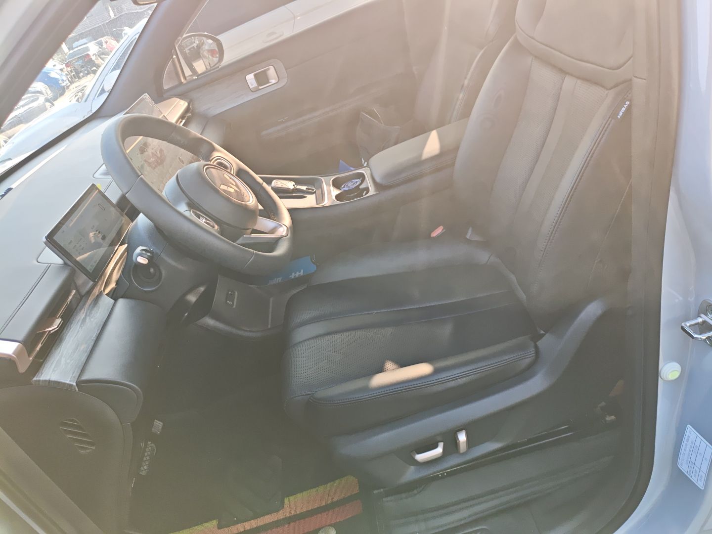 المقاعد الأمامية داخل السيارة