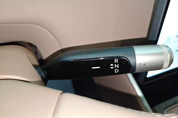 Used ONVO Luxeed L90 2025 Model—Max Six-Seater Version Gear Lever