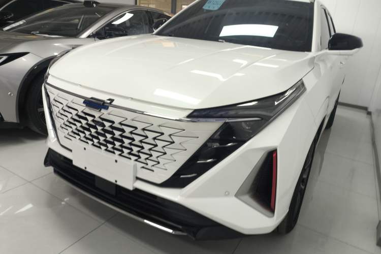 Used CHANGAN OSHAN Z6 2023 Blue Whale 2.0T Automatic Smart Drive Model