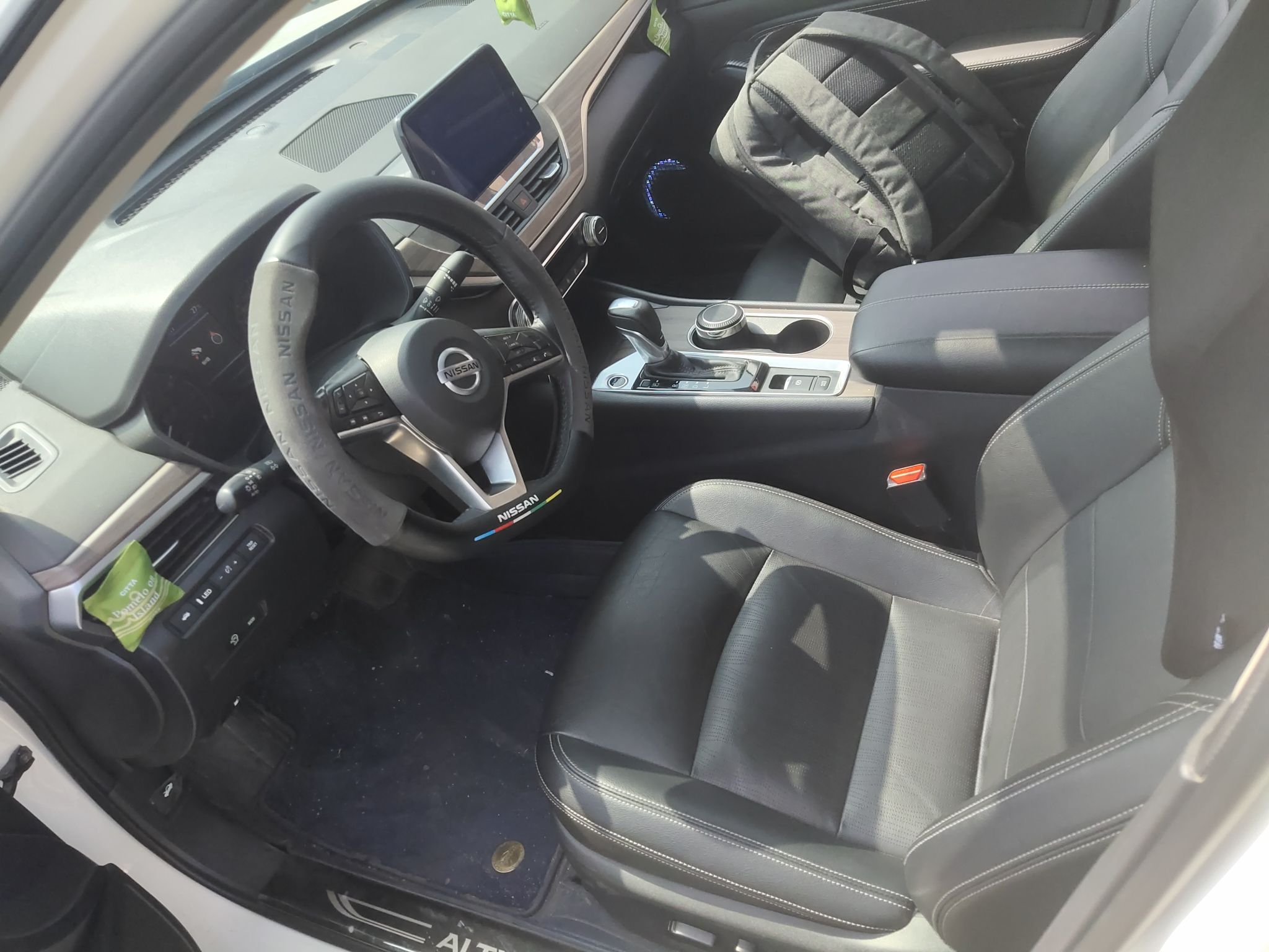 المقاعد الأمامية داخل السيارة