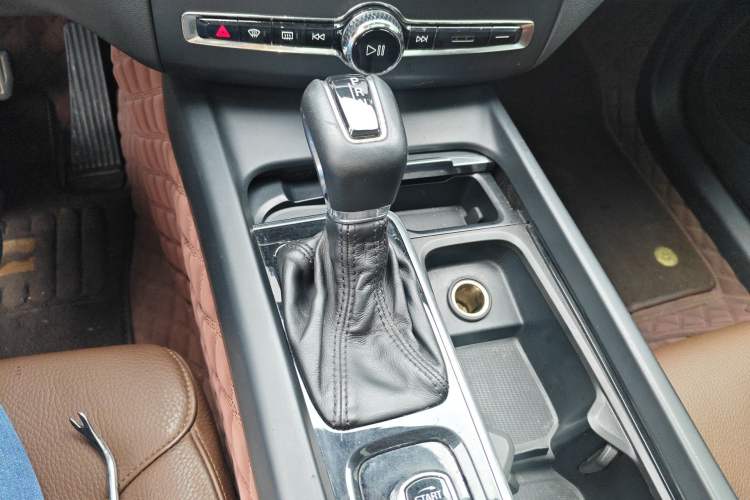 Used Volvo XC60 2019 T5 4x4 Smart Edition China V Standard Gear Lever
