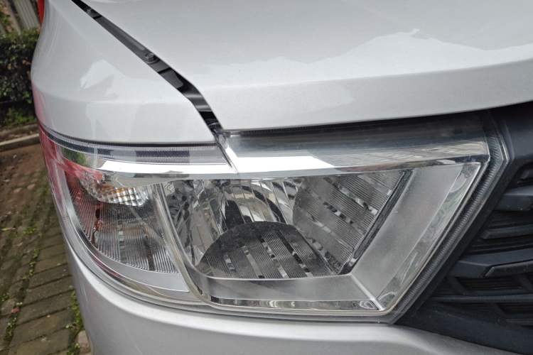 Used Wuling Hongguang V 2022 1.5L Jingqu Edition Electric-Assist LAR Right Front Headlight