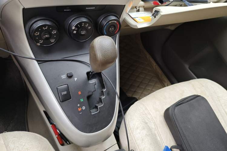 Used Toyota Verso 2015 180E CVT Crossover Edition Gear Lever