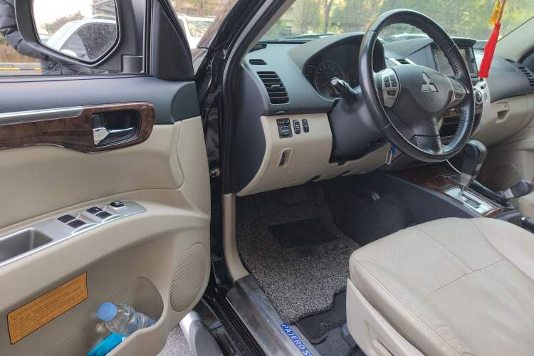 Used Mitsubishi Pajero Sport 2013 3.0L Automatic 4x4 Flagship Edition Driver Seat