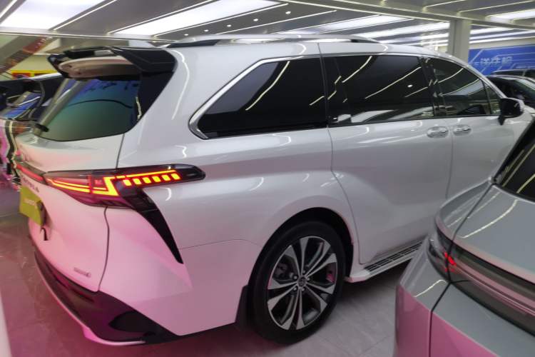 Used Toyota Granvia 2022 2.5L Hybrid Premium Edition
