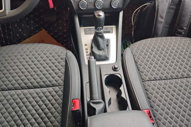Used Skoda Octavia 2019 1.5L Automatic Luxury Edition Gear Lever