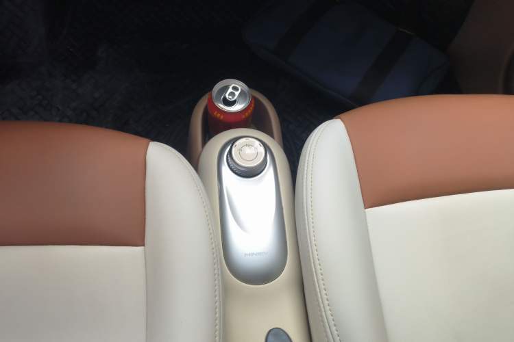 Used Wuling Hongguang MINIEV 2025 Four-Door Version Advanced Edition Gear Lever