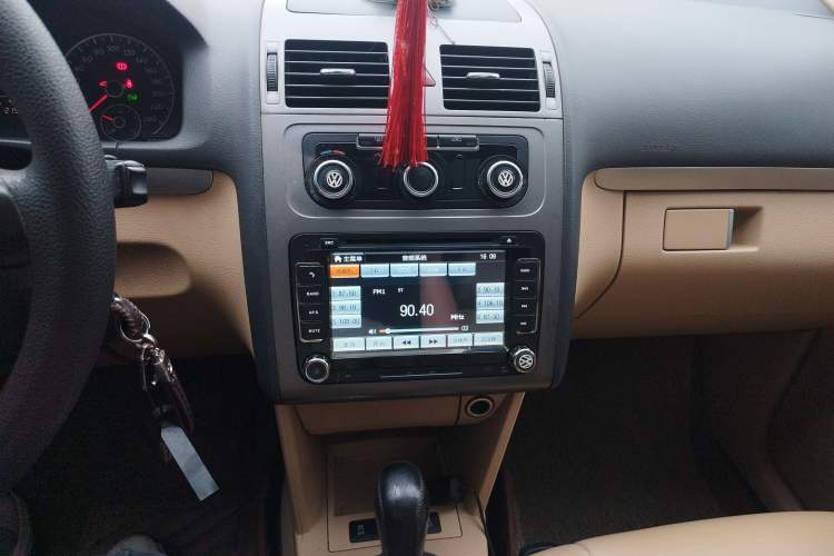 Used Volkswagen Touran 2011 1.4T DSG Zhiya Edition 5 Seats Audio And AC Panel