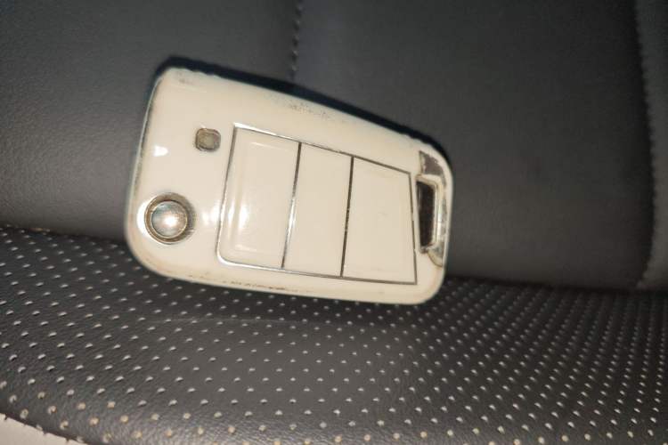 Used Volkswagen T-ROC 2023 300TSI DSG Two-Wheel-Drive Chen Guang Edition Vehicle Key