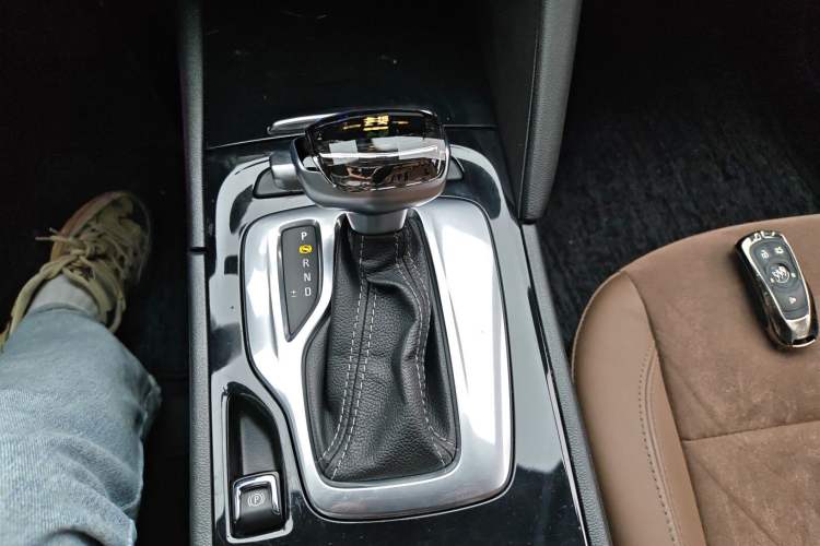 Used Buick Regal 2019 20T Elite Version China VI Standard Gear Lever