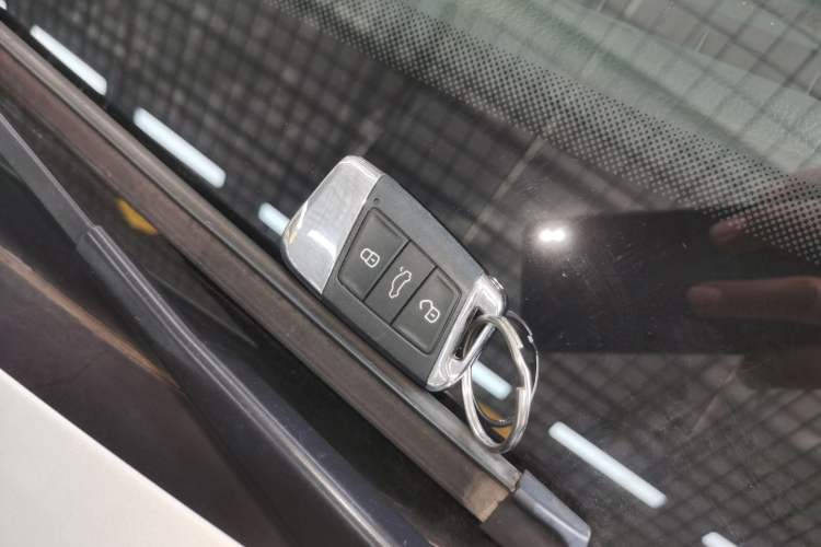 Used Volkswagen Magotan 2019 330TSI DSG Luxury Version China VI Standard Interior 1