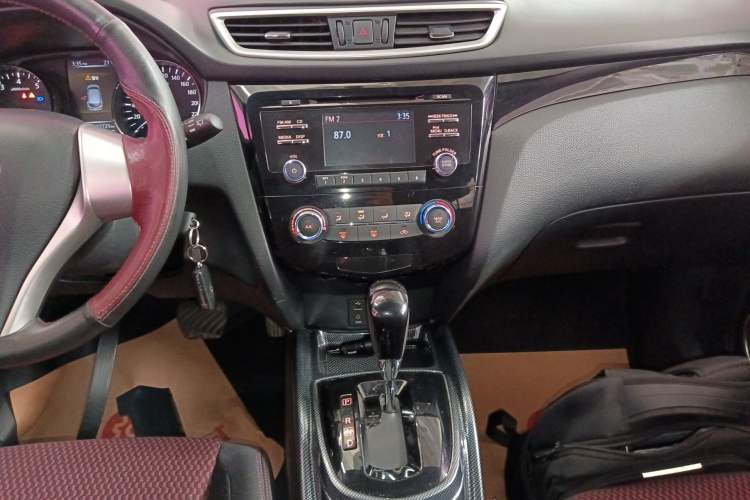 Used Nissan Qashqai 2016 2.0L CVT Elite Edition Audio And AC Panel