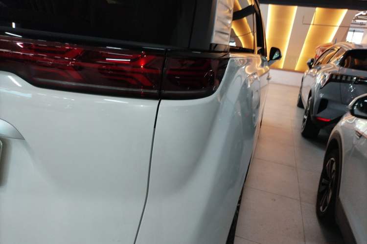 Used Denza D9 2023 DM-i 965 Luxury Model