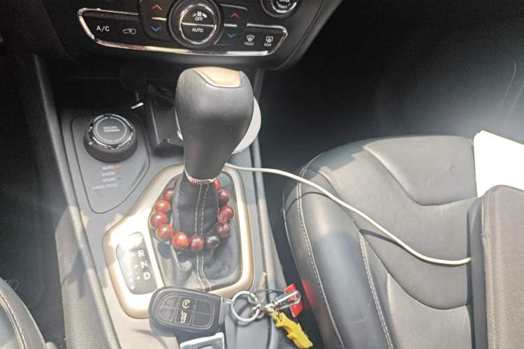 Used Jeep Cherokee 2014 2.4L Luxury Edition Gear Lever