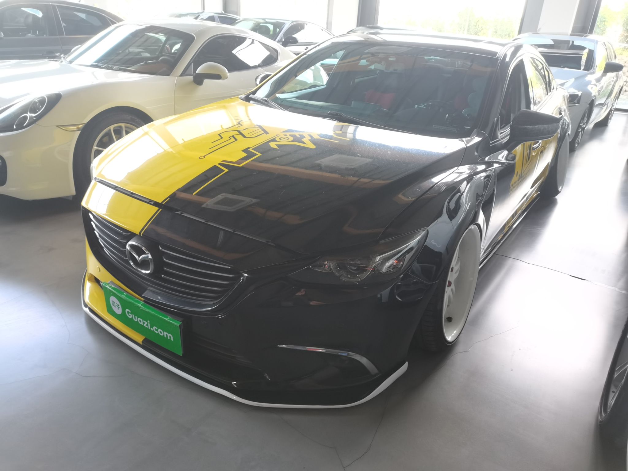 تحت مقدمة السيارة