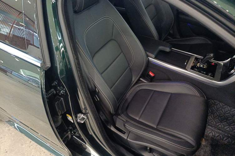 Used Jaguar XEL 2023 2.0T 200 PS R-DYNAMIC Youth Sports Edition
