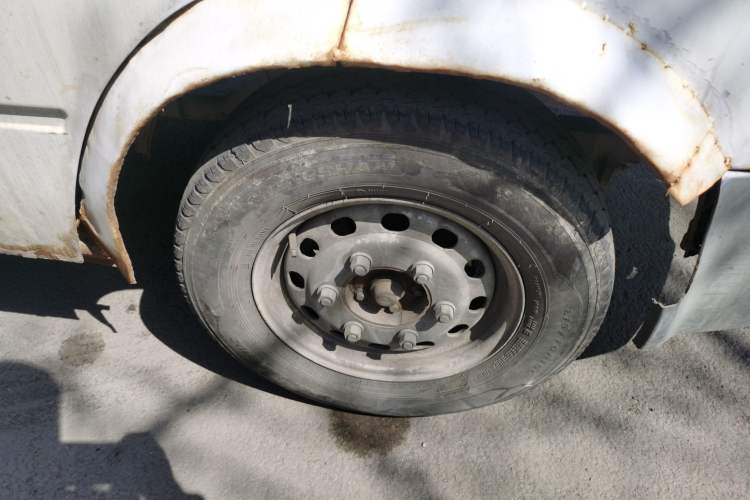 Used Ford Classic Transit 2013 2.8T Diesel Van Short Wheelbase Mid-Roof Model JX493ZLQ3A Right Front Wheel Hub