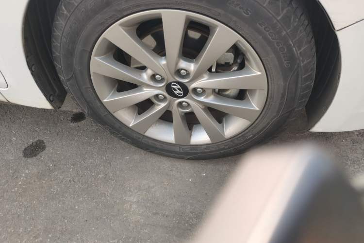Used Hyundai Mistra 2014 1.8L Automatic Smart GLS Right Front Wheel Hub