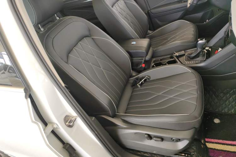 Used Volkswagen Tiguan L 2024 Outstanding Model 330TSI Automatic Two-Wheel Drive R-Line Dragon Glory Edition Right Front Seat