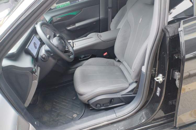 Used Lynk & Co 07 2024 EM-P 126 Long-Range Halo Left Front Seat