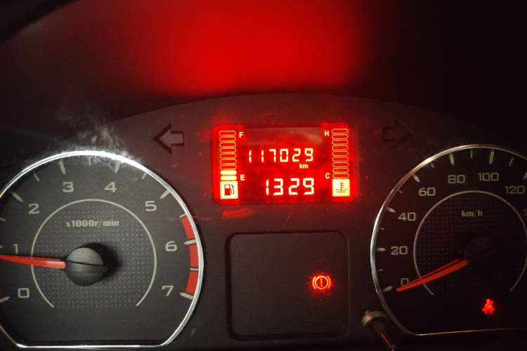 Used Wuling Rongguang V 2016 1.5L Practical Version Odometer Close Up