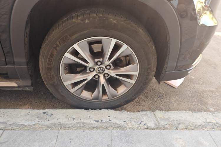 Used Toyota Highlander 2015 2.0T Two-Wheel Drive Elite Edition 7 Seats Right Front Wheel Hub