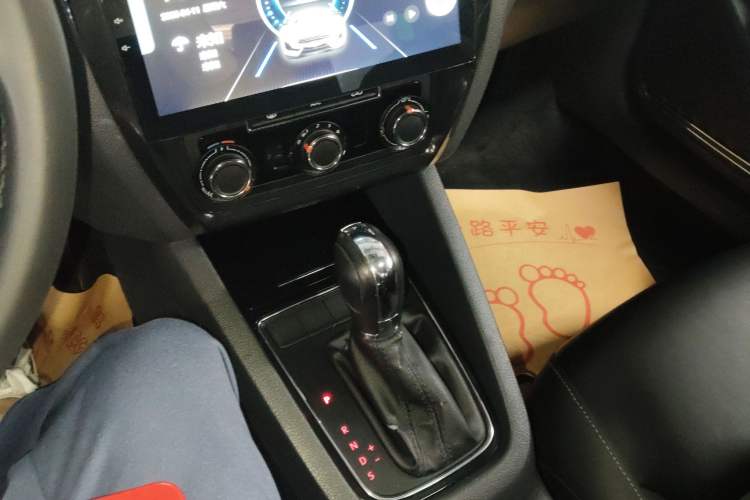 Used Volkswagen Sagitar 2015 1.6L Automatic Comfort Model Gear Lever