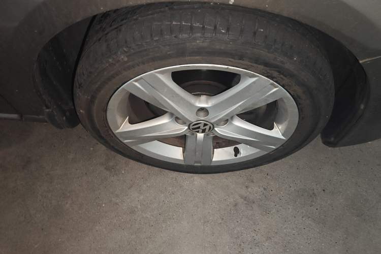 Used Volkswagen Magotan 2015 2.0 TSI Prestige Model Right Front Wheel Hub