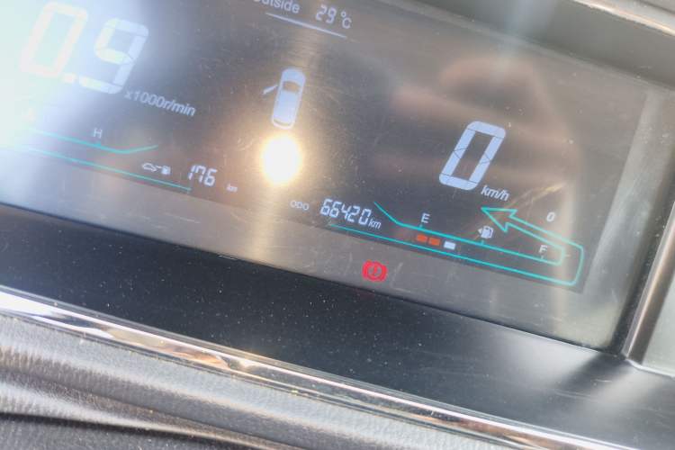 Used CHANGAN KAICHENG Oushang A600 2016 1.5L Manual Luxury 7-Seater Odometer Close Up