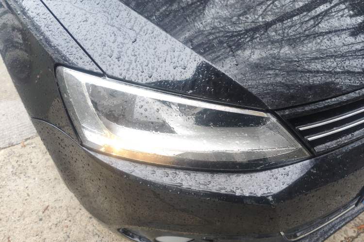 Used Volkswagen Sagitar 2012 1.6L Manual Comfort Model Right Front Headlight