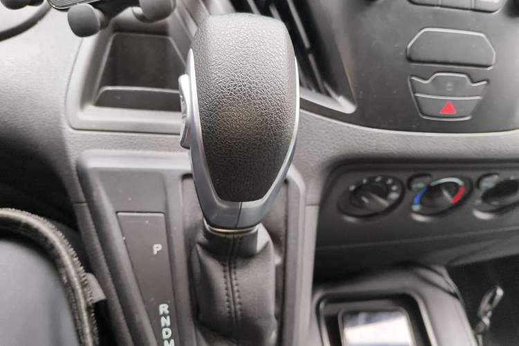 Used Ford Transit 2019 2.0T Gasoline Automatic Business & Travel Version Mid-Drive Mid-Roof 9-Seater China VI Standard
