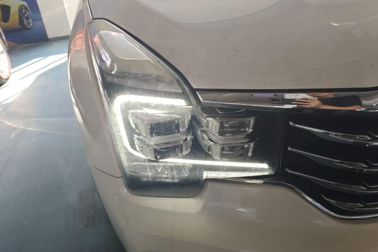 Used GAC Trumpchi GS8 2017 320T Two-Wheel Drive Luxury Smart Connectivity Version (7 Seats) Right Front Headlight