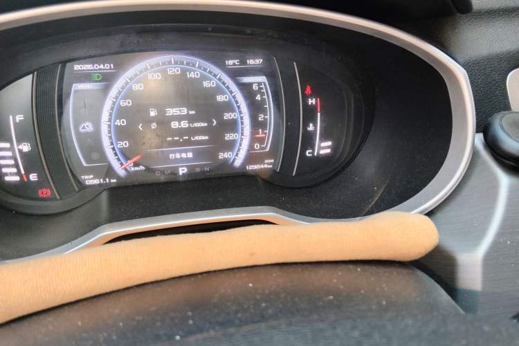 Used Geely Auto Emgrand X7 Sport 2016 1.8TD Automatic All-Wheel-Drive ZhiZun Edition Odometer Close Up