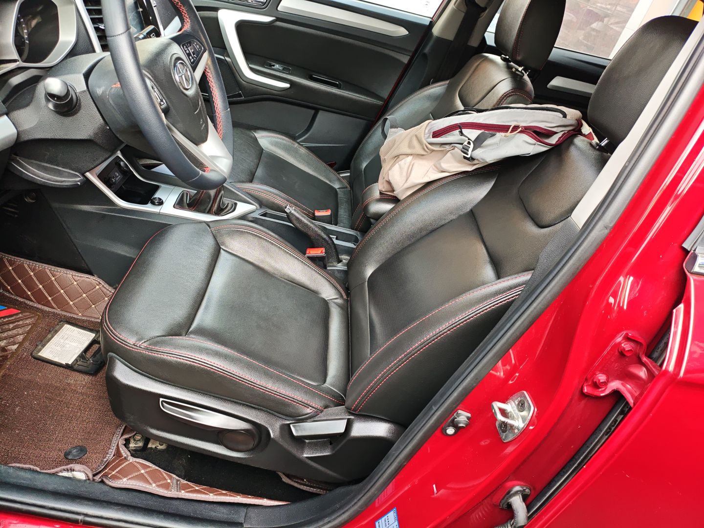 Переднее сиденье в автомобиле