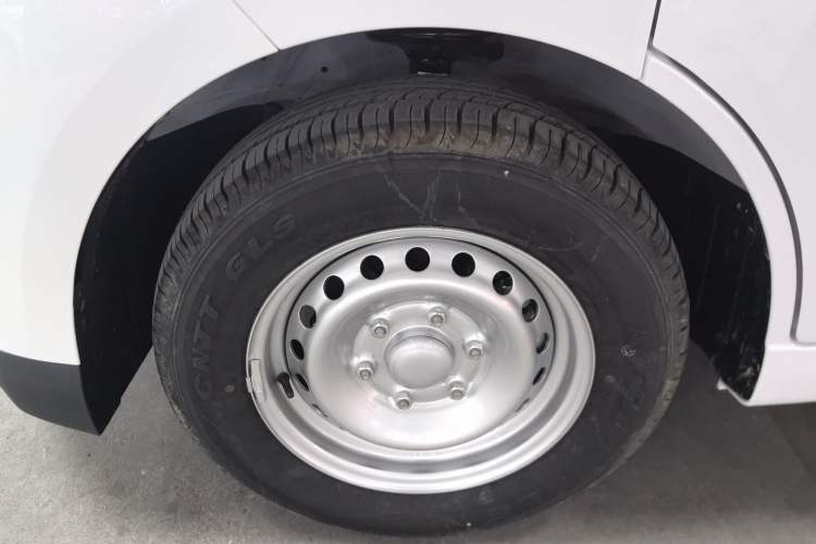 Used Wuling Yangguang 2024 300KM Comfort Version Passenger Van 75kW