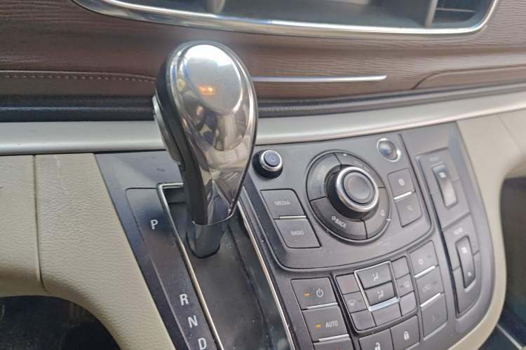 Used Buick GL8 2018 28T Luxury Model China VI Standard Gear Lever