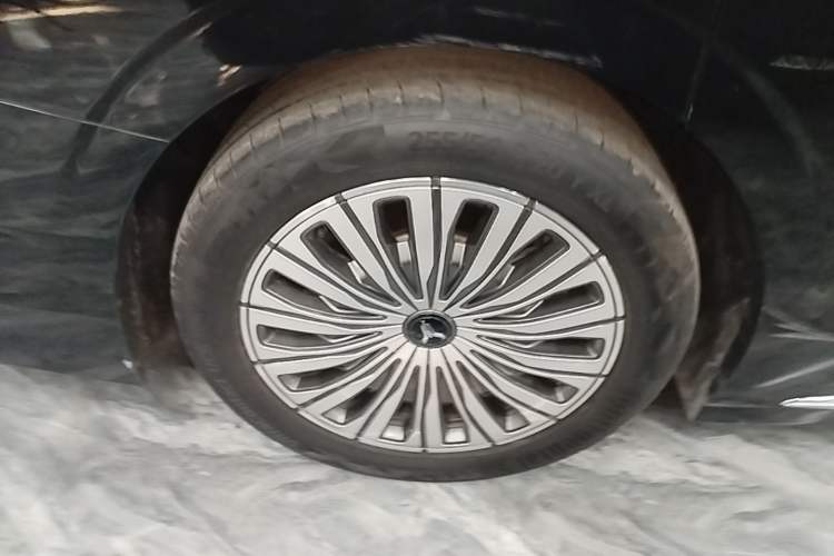 Used VOYAH Dream 2022 0-Carbon Edition Dream+ Smart Enjoyment Package 475 km Right Rear Wheel Hub