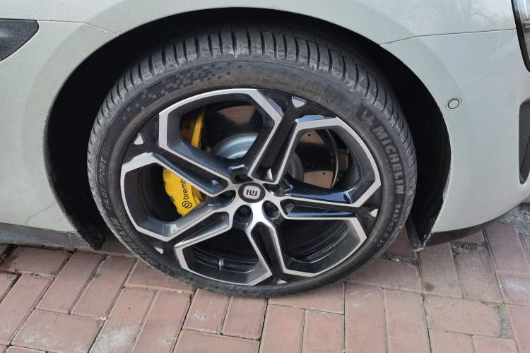 Used Xiaomi Auto SU7 2024 Rear-Drive Ultra-Long Range Advanced Pro-Level Intelligent Driving Version Right Front Wheel Hub