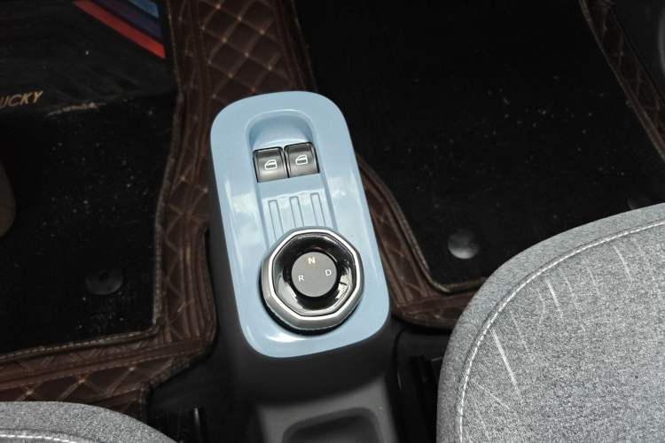 Used Geely Galaxy Panda 2023 Panda Mini 200km Endurance Bear Gear Lever