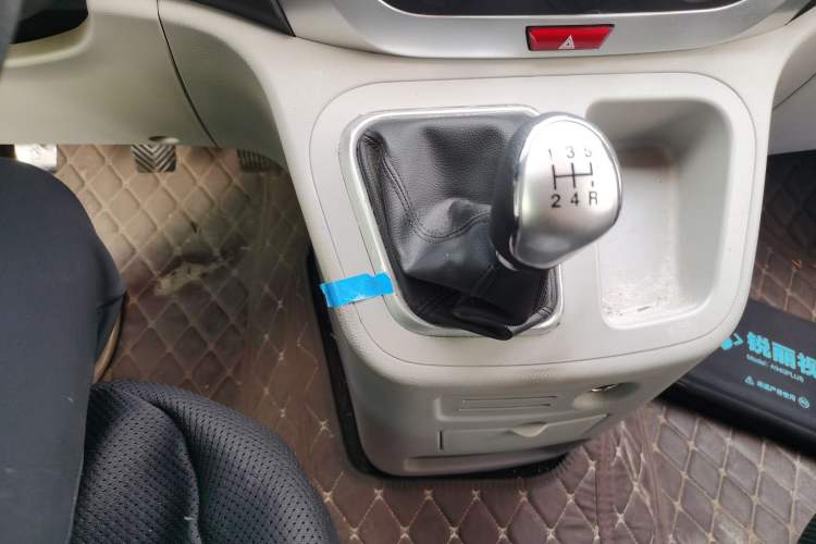 Used JAC Refine M3 2023 PLUS 1.8L 9-Seater Comfort Edition Gear Lever